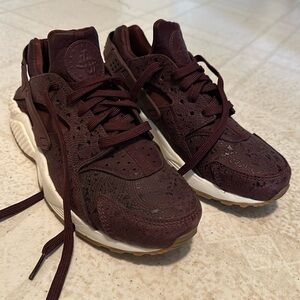 Nike Air Huarache Run Premium Paisley Pack Night Maroon Women’s Sz. 8.5 Sneakers